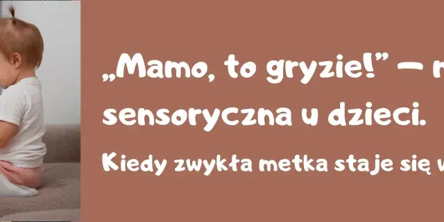 Małe dziecko siedzi na kanapie, bawiąc się ubraniami. Tekst: „Mamo, to gryzie!" – nadwrażliwość sensoryczna u dzieci. Kiedy zwykła metka staje się wielkim problemem?