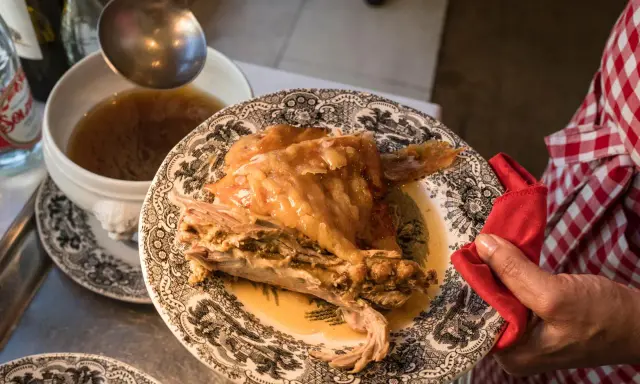 Un plato con jugoso cordero asado, listo para servir. Un ejemplo perfecto de deliciosas recetas de cordero.