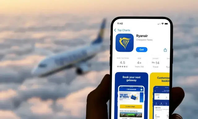 Aplikacja Ryanair na telefonie, pokazująca jak udostępnić kartę pokładową. W tle samolot lecący nad chmurami.