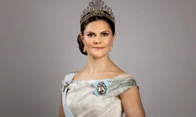 Kronprinsessan Victoria bär tiara och ordnar.