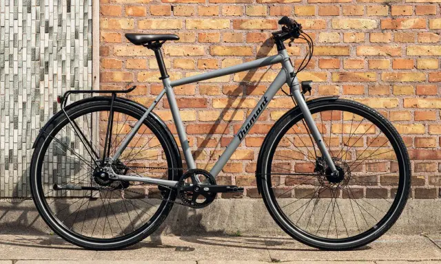 Graues Diamant 247 Deluxe Testrad vor Ziegelwand. Ein modernes Fahrrad für den täglichen Gebrauch.