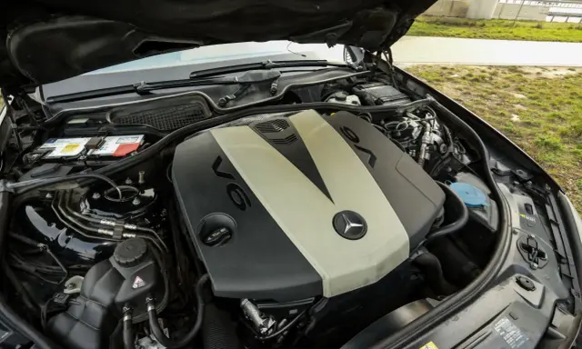 Silnik V6 om642 Mercedesa z otwartą maską. Widoczny akumulator, płyny i elementy osprzętu.