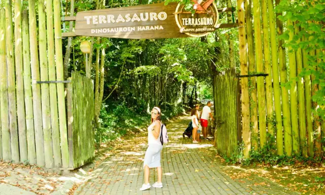 Una familia disfruta de un día en el **País Vasco con niños** en un parque temático de dinosaurios.