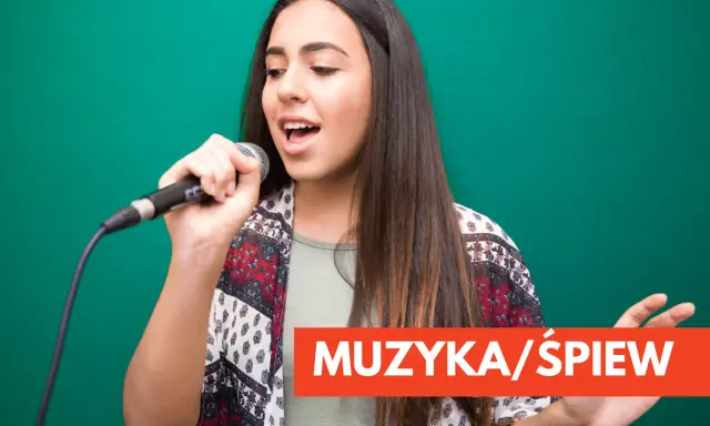 Młoda kobieta z mikrofonem w dłoni, wpatrzona w dal, z otwartymi ustami, jakby wykonywała śpiew operowy.