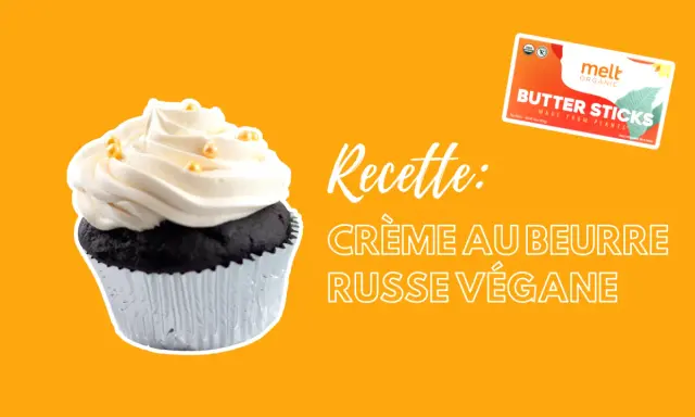 Un cupcake au chocolat avec une crème au beurre russe végétalienne onctueuse, décoré de perles dorées. La recette utilise du beurre végétal Melt Organic.