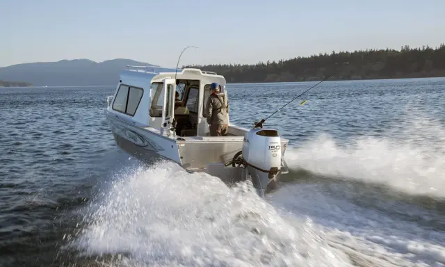 Bateau de pêche en mer avec moteur hors-bord Honda 150 CV 4 temps, offrant une navigation fluide.
