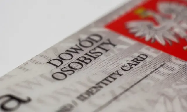 Zbliżenie na polski dowód osobisty z godłem Polski i napisem "DOWÓD OSOBISTY".