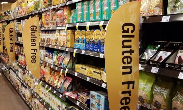 Estante de supermercado con productos sin gluten. Los mentos tienen gluten, pero aquí hay muchas opciones para evitarlo.