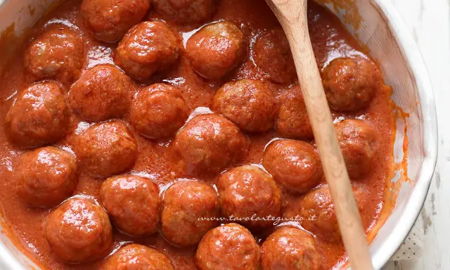 Polpette al sugo, la ricetta della nonna che profuma di casa. Morbide e saporite, pronte per essere gustate.
