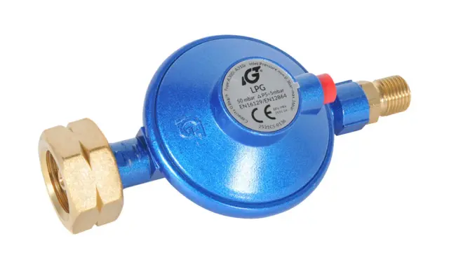 Regulador de gas azul con etiqueta que indica 50 mbar, útil para entender la diferencia entre regulador de gas de 30 o 50 mbar.