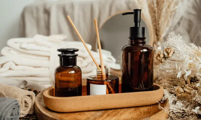 Ambiance zen avec diffuseur et flacons ambrés. Découvrez comment parfumer sa maison pour longtemps avec ces essentiels.