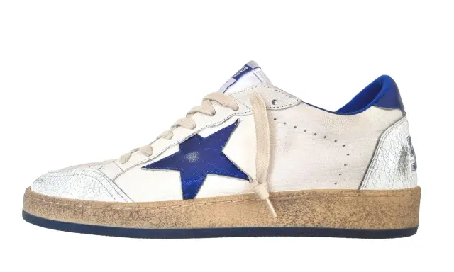 Białe sneakersy z niebieską gwiazdką, znane jako buty z gwiazdką, mają przetarty wygląd i niebieskie detale.