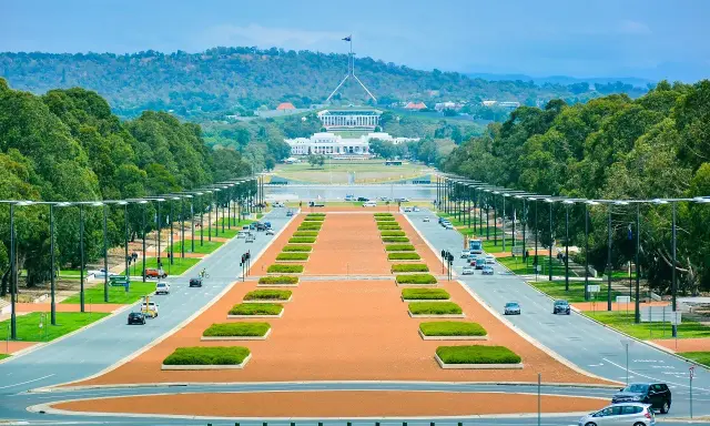 Droga prowadzi do Parlamentu Australii, serca stolicy Australii. Otoczona drzewami i nowoczesną architekturą, tworzy imponujący widok.