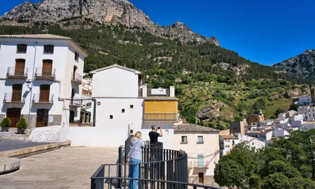 Pareja admira la vista de pueblos bonitos de Jaén, con casas blancas y montañas verdes.