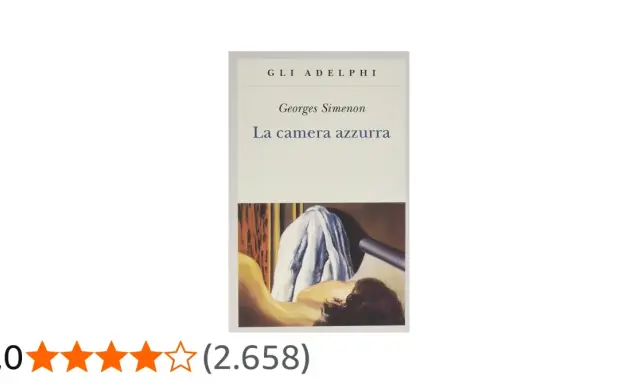 Copertina del libro "La camera azzurra" di Georges Simenon. Un corpo giace coperto da un lenzuolo bianco, con uno sfondo scuro e un elemento cilindrico.