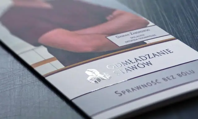 Ulotka z Damiana Zaborowskim, specjalistą ortopedii, reklamuje "Odmładzanie Stawów". Folia soft skin nadaje jej elegancki wygląd.