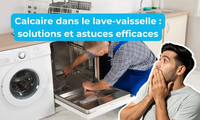 Un homme surpris regarde un technicien nettoyer le calcaire dans un lave-vaisselle.