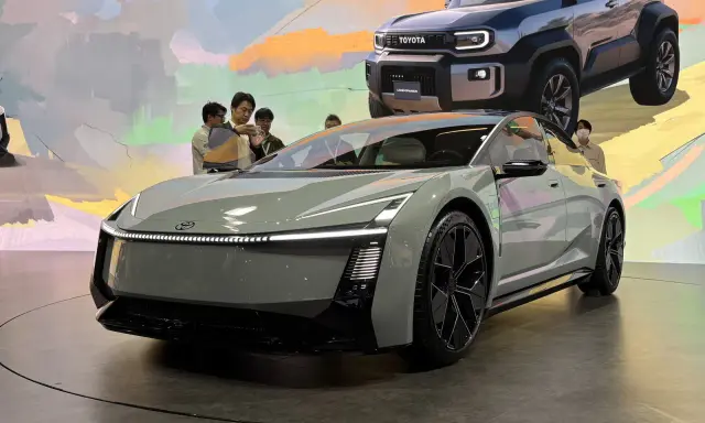 Concept car Toyota Corolla 2026, un'auto elettrica dal design futuristico con linee affilate e luci a LED.