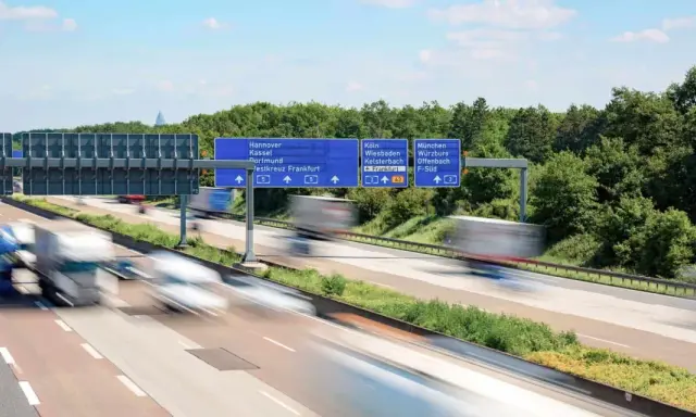 Autostrada w Niemczech z tablicami kierunkowymi. Uważaj na ograniczenia prędkości, by uniknąć mandatów w Niemczech.