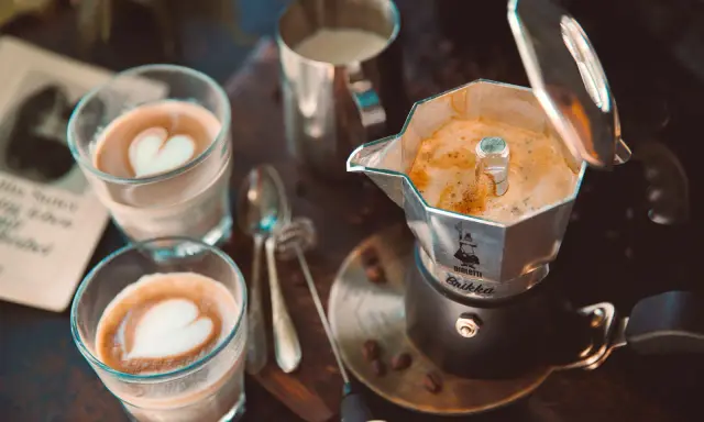 Frisch gebrühter Kaffee aus der Bialetti Brikka, bereit für die Zubereitung von Latte Art.