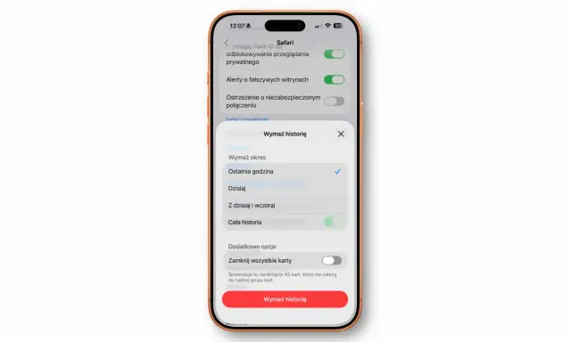 Na ekranie iPhone'a w Safari widać opcję "Wymaż historię", gdzie można wybrać okres do usunięcia danych. To szybki sposób na wyczyszczenie pamięci podręcznej iPhone'a.