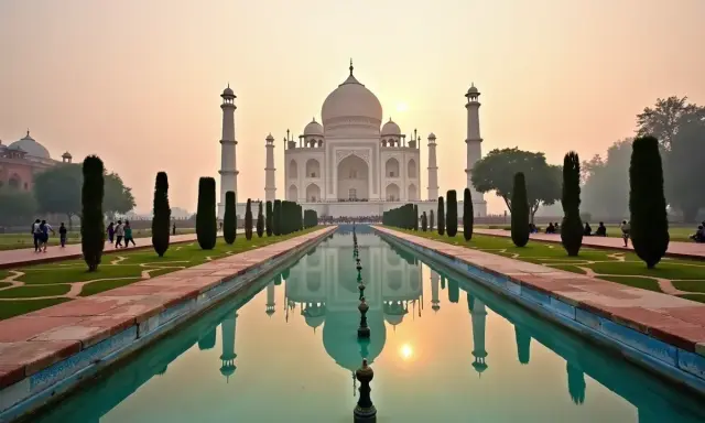 Taj Mahal, jedno z najsłynniejszych budowli świata, odbija się w spokojnej wodzie.