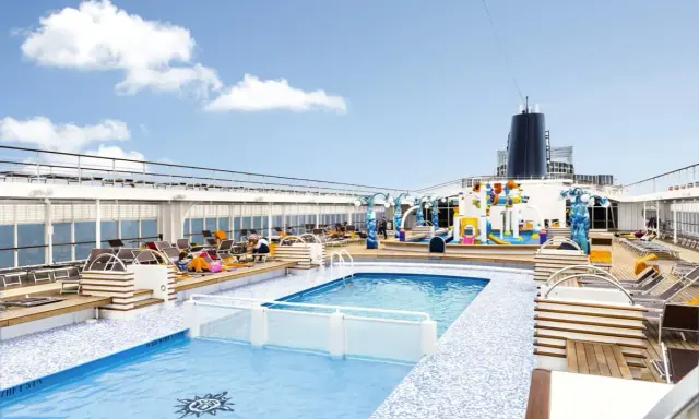 Ponte 8 cabine MSC Armonia: piscina e area giochi acquatica sul ponte superiore, con lettini e persone che si rilassano.