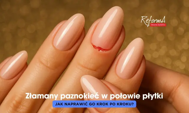 Złamany paznokieć w połowie płytki, z widocznym pęknięciem. Dłoń z zadbanymi paznokciami na złotym tle.