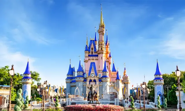 Il Castello di Cenerentola, icona dei parchi Disney, sembra pronto ad accogliere gli ospiti delle cabine crociera Disney.
