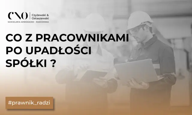 Dwóch pracowników w kaskach dyskutuje nad laptopem. Tekst: "Co z pracownikami po upadłości spółki?". #prawnik_radzi.