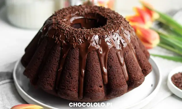 Pyszna babka z mascarpone, oblana czekoladą i posypana czekoladową posypką. Idealna na każdą okazję.