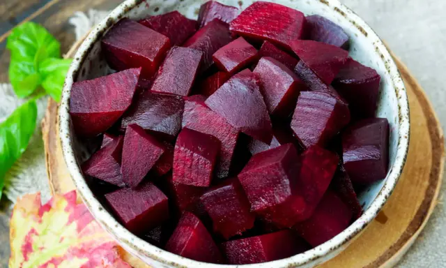 Schüssel mit gewürfelten, gekochten Rote Bete. Die tiefroten Stücke sind bereit für einen herzhaften Salat oder als Beilage.