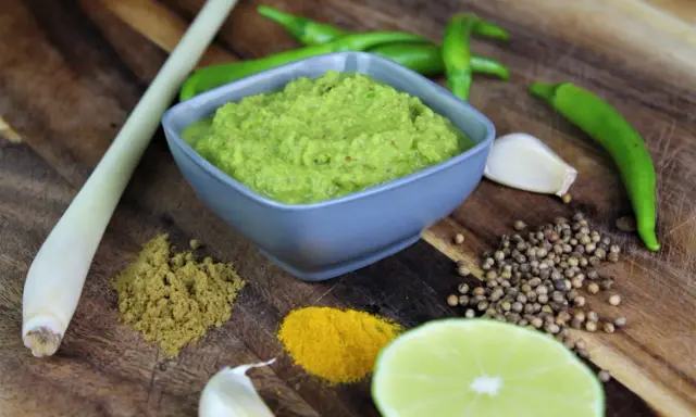 Frische Zutaten für **Currypaste selber machen**: grüne Chilis, Zitronengras, Knoblauch, Koriandersamen, Kurkuma, Kreuzkümmel und Limette.