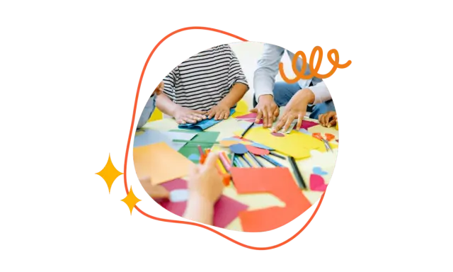 Kreative Hände falten Papier und malen bunte Kreise. Kinder und Erwachsene basteln gemeinsam.