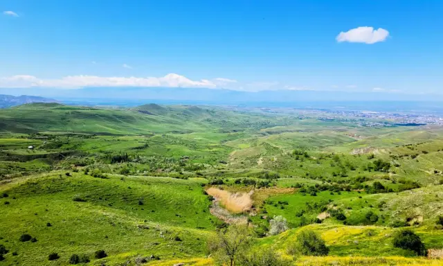 Zielone wzgórza Armenii, z widokiem na Ararat i miasto. Idealne miejsce, by zobaczyć piękno kraju.