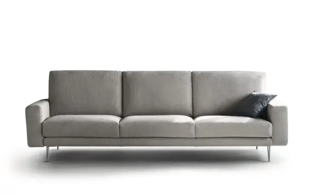 Soggiorno moderno con un elegante divano grigio scuro, perfetto per rilassarsi.