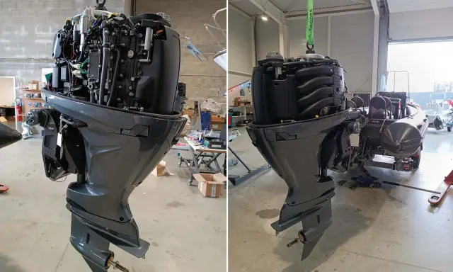 Moteur de bateau suspendu pour révision. Le bloc moteur complexe est visible, prêt pour une maintenance approfondie.