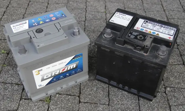 Dwa akumulatory samochodowe, nowy i stary. Zastanawiasz się, co ile wymieniać akumulator? Zwykle co 3-5 lat.
