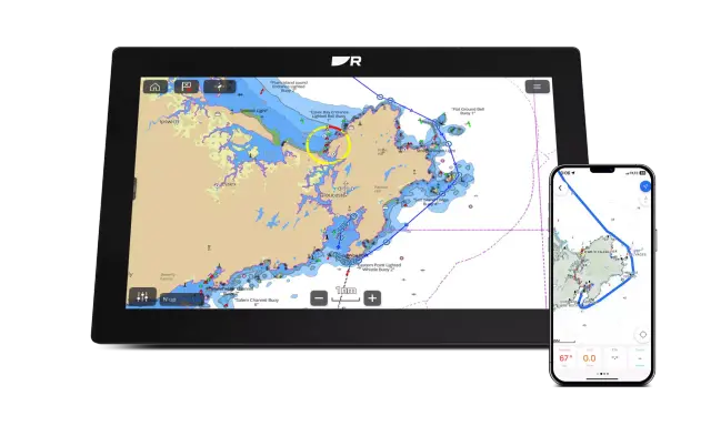 Une application GPS marine sans internet affiche des cartes nautiques détaillées sur une tablette et un smartphone, montrant des bouées et des côtes.