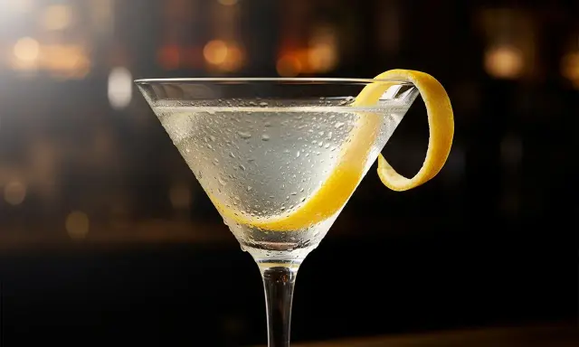 En iskallad dry martini med citronskal. Perfekt för en klassisk dry martini-recept.