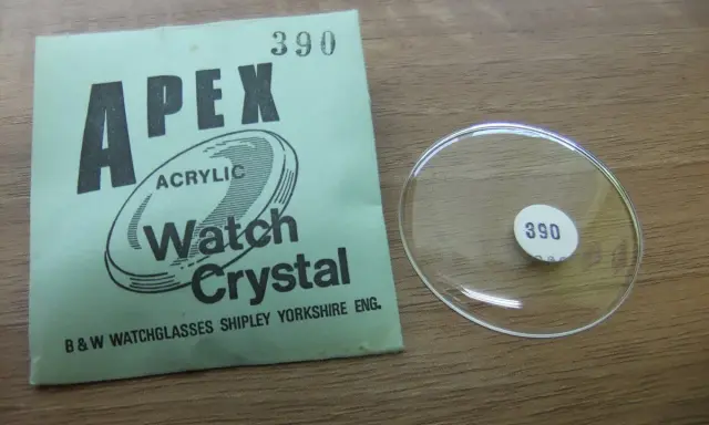 Un vetro esalite Apex, modello 390, pronto per sostituire il cristallo di un orologio.