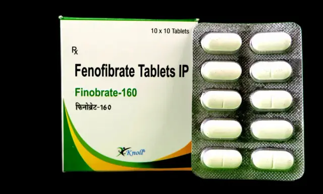 Opakowanie i blister z tabletkami Finobrate-160, zawierającymi fenofibrat. Lek ten, podobnie jak Lipanthyl Supra 215, pomaga w regulacji poziomu lipidów.