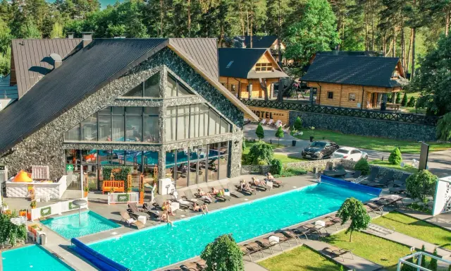 Nowoczesne bacówki nad jeziorem Goszcza z basenami i strefą relaksu.