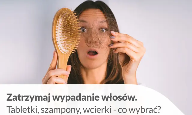 Zaskoczona kobieta trzyma szczotkę z garścią wypadających włosów. Dowiedz się, jak wzmocnić wypadające włosy i co wybrać: tabletki, szampony czy wcierki.