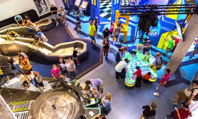 Un día divertido en Ámsterdam con niños, explorando exhibiciones interactivas y aprendiendo sobre el agua.