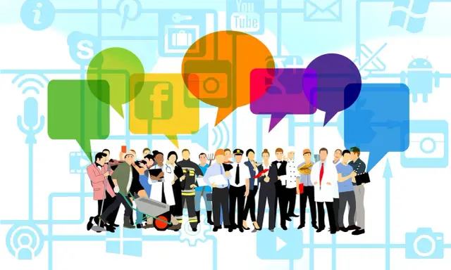 Gruppo di professionisti sotto nuvole di dialogo colorate, con icone social. Attenzione alla recensione diffamatoria online.