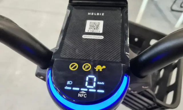 Panel sterowania hulajnogi z wyświetlaczem i ikoną NFC. Szybkie odblokowanie pojazdu dzięki technologii NFC w rowerze.