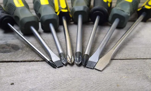 Ensemble de tournevis, incluant différents types de tournevis, prêts pour tout projet de bricolage.