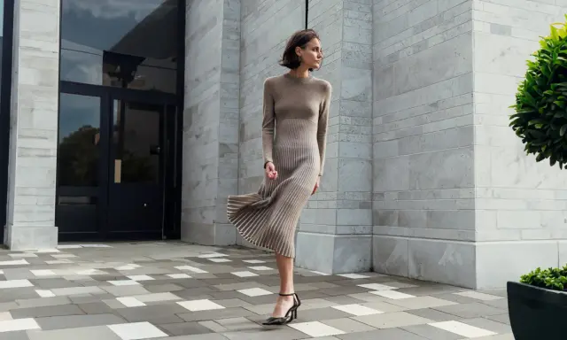 Mujer con vestido de punto elegante, ideal para aprender como hacer un vestido de punto para mujer.