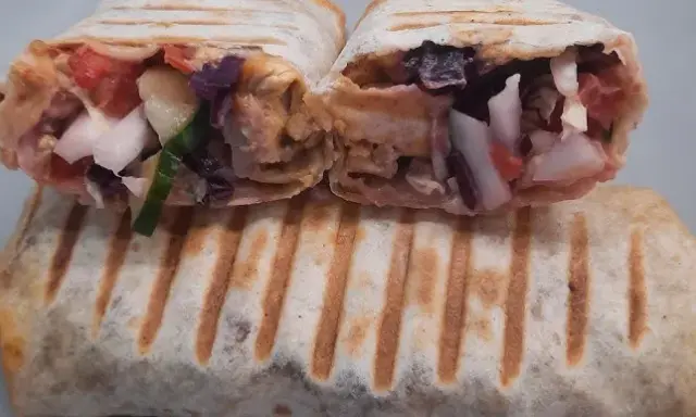 Kebab w tortilli: Jak zawinąć, żeby nie wypadał? Sekrety mistrza
